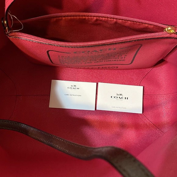 COACH REVERS-ABLE 2 WAY SHOULDER BAG W/ WRISTLER/MAKEUP CASE PRELOVED - Picture 8 of 10